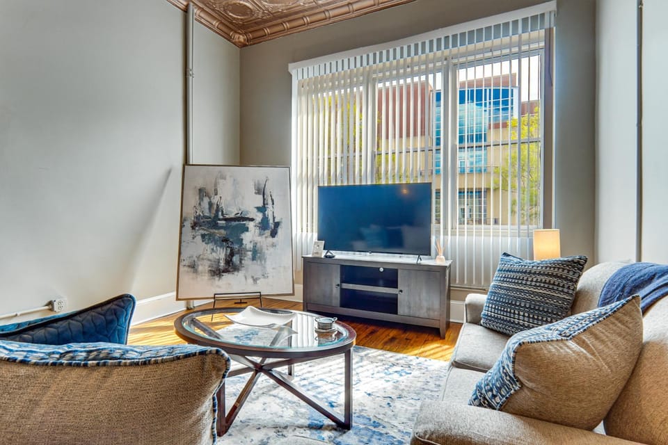 Walk Downtown | Rooftop Patio + 2 King Beds Apartment in Fayetteville