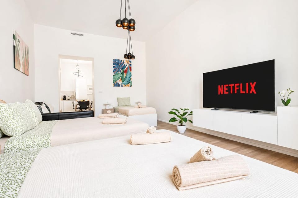 Bed, TV and multimedia, Bedroom