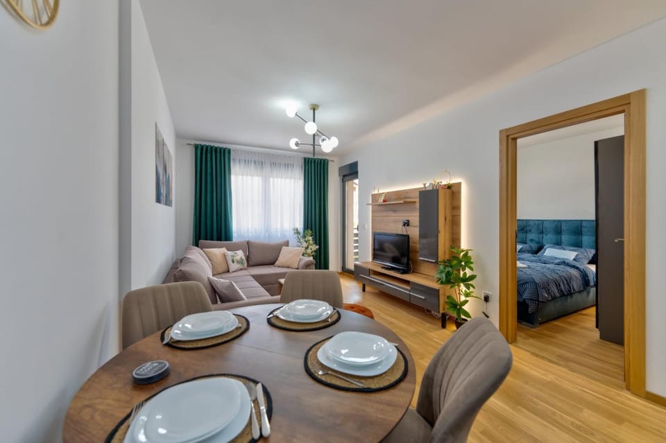 Bed, TV and multimedia, Living room, Photo of the whole room, Seating area, Dining area, Bedroom