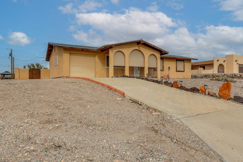 Pool & Patio! Mod Desert Digs Near Lake Havasu House in Lake Havasu City
