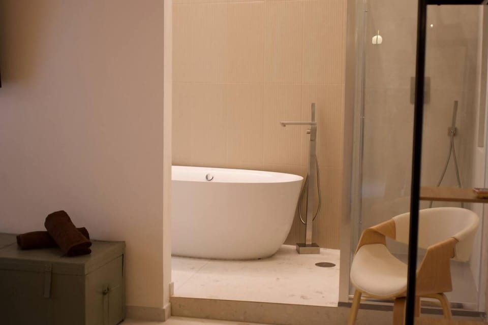 Shower, Toilet, Bathroom, Bath, towels