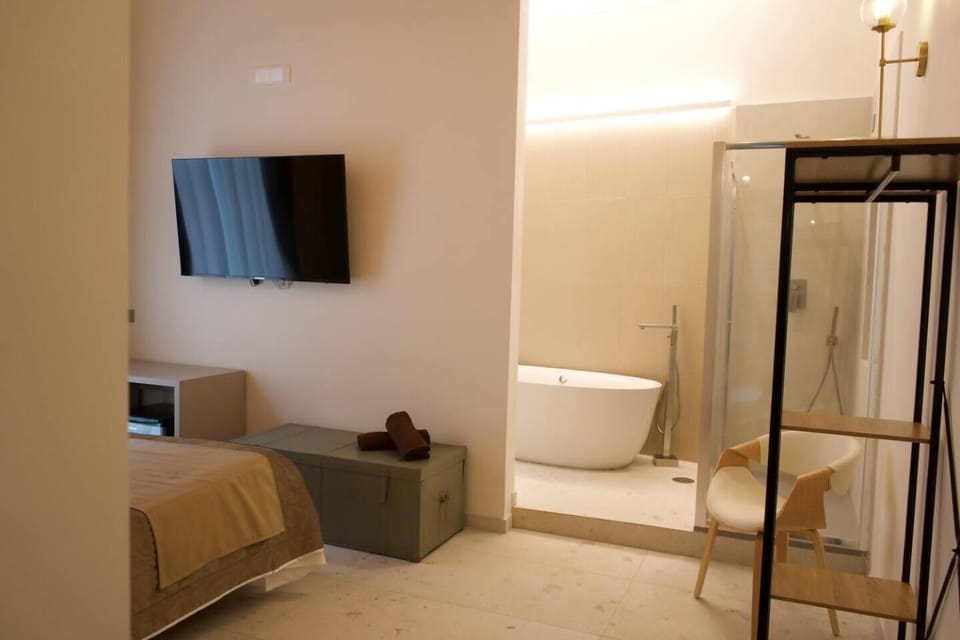 Shower, Toilet, Bed, Bathroom, TV and multimedia, Bedroom, towels
