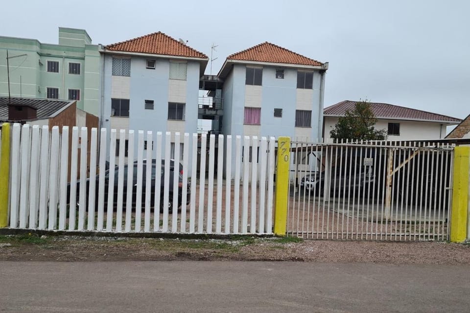 Apto Térreo 2 Quartos com Garagem e Próximo Aeroporto, BRs-277 e 376 Apartment in São José dos Pinhais