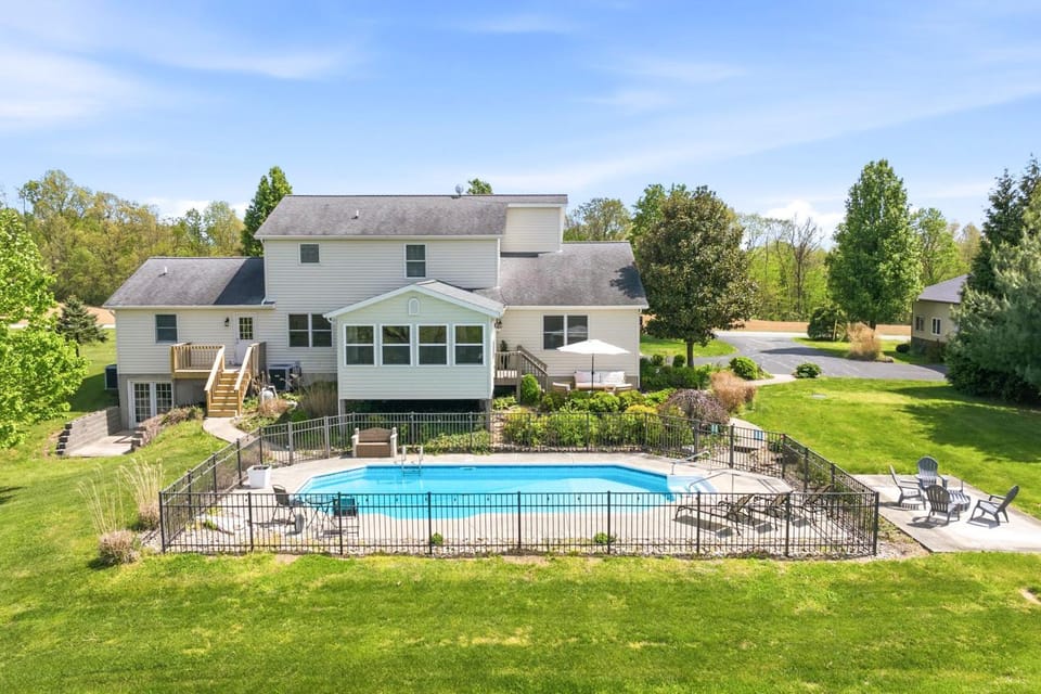 Northern Kentucky Gem w/ Yard & In-Ground Pool! House in Ohio