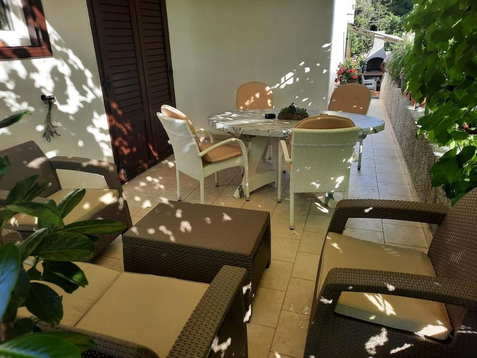 Apartman Helena 2 Prostrani apartman s 2 spavaće sobe,2 kupaonice ,terasa i parking Apartment in Mali Losinj