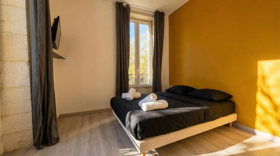 Photo of the whole room, Bedroom