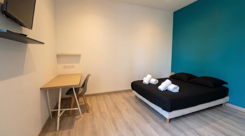 Photo of the whole room, Bedroom