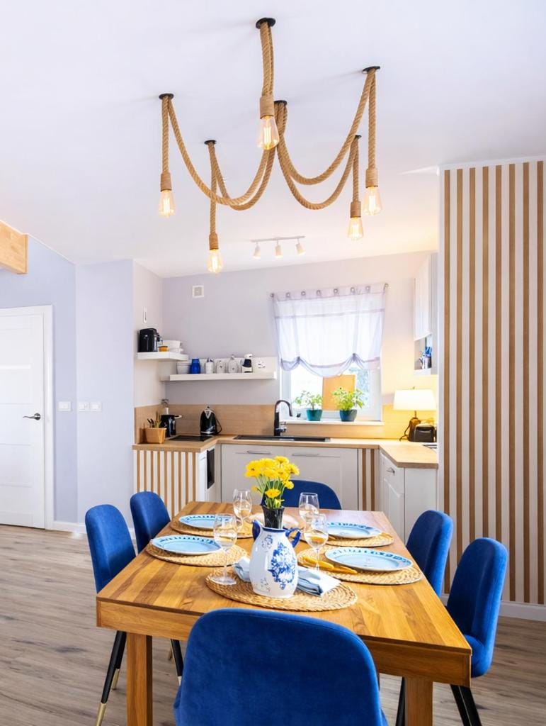 Kitchen or kitchenette, Living room, Food and drinks, Seating area, Dining area, Food