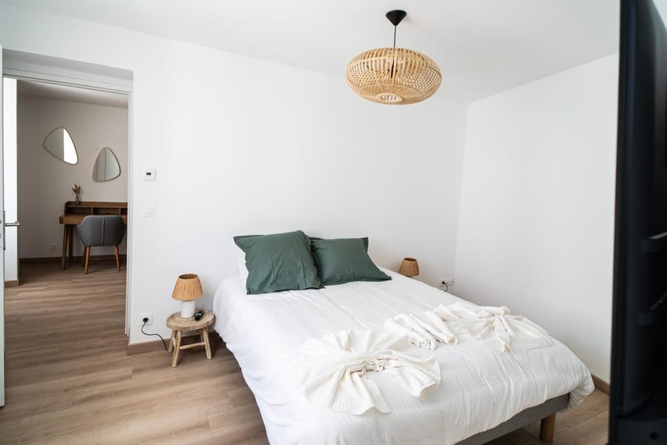 Bed, Bedroom, cot, towels, air conditioner
