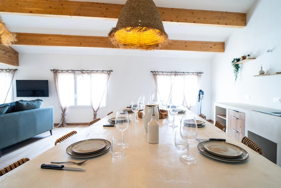 Dining area, internet, stove, kitchen, air conditioner