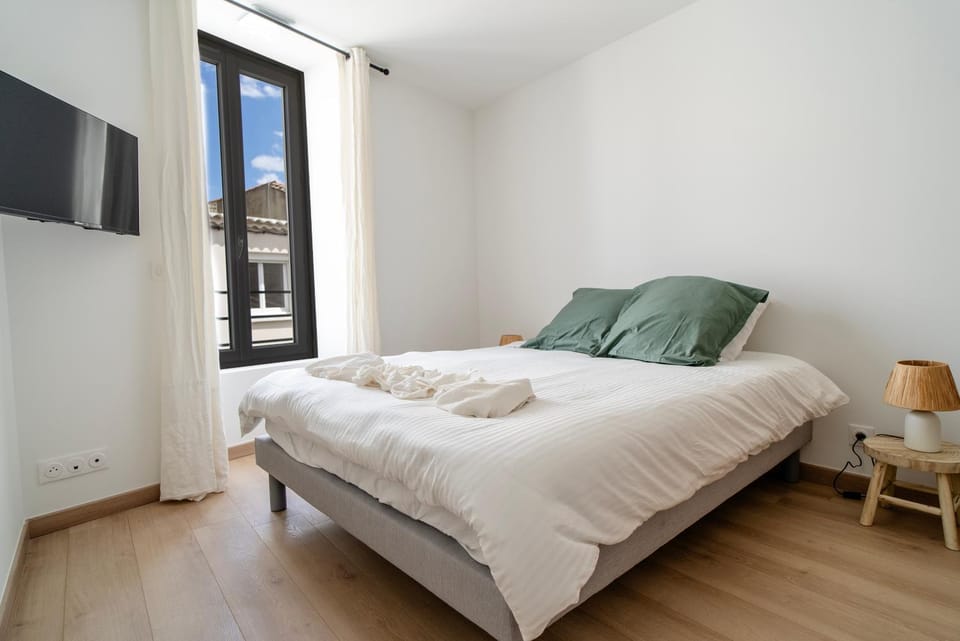 Bed, City view, cot, pet friendly, towels, air conditioner