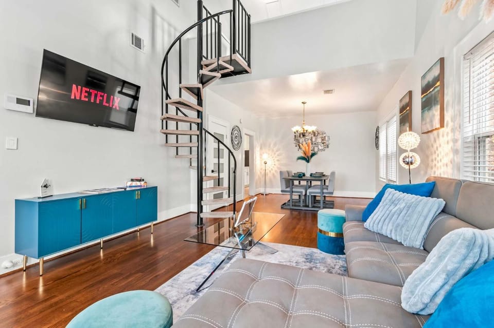 Montrose Getaway Condo Free Wine & Balcony House in Harris County
