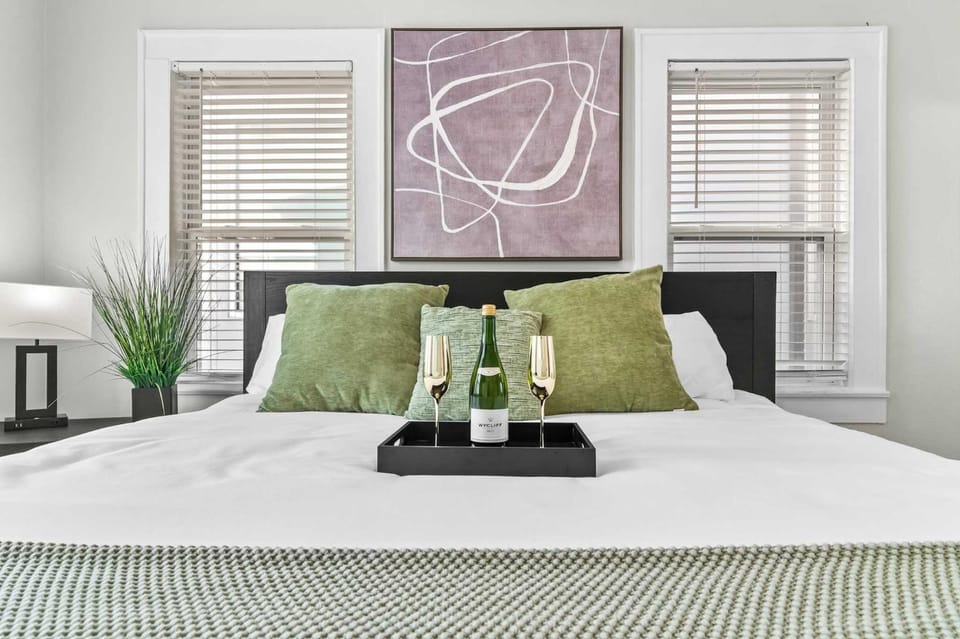 Montrose Getaway Condo Free Wine & Balcony House in Harris County