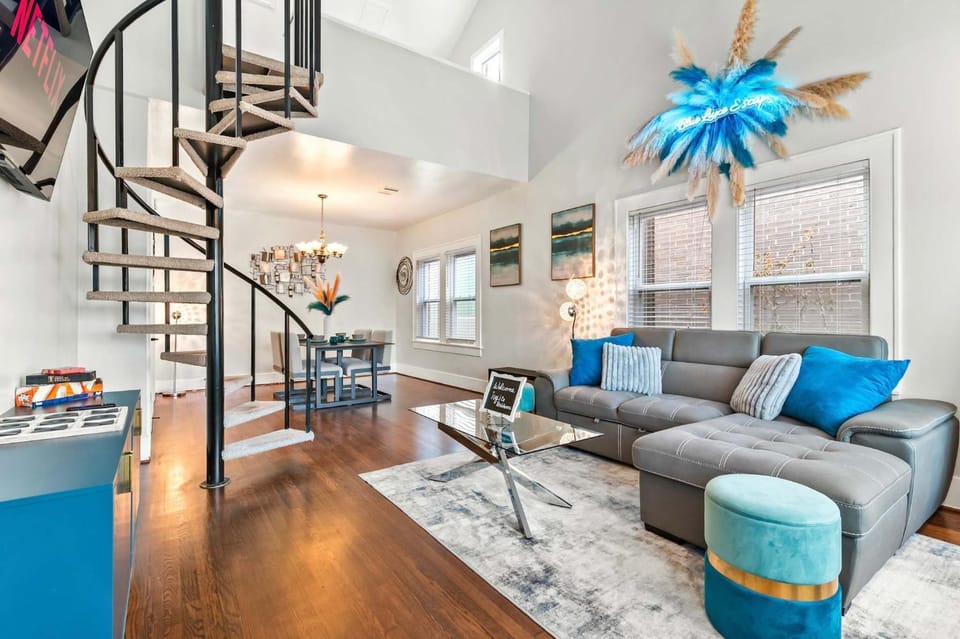 Montrose Getaway Condo Free Wine & Balcony House in Harris County