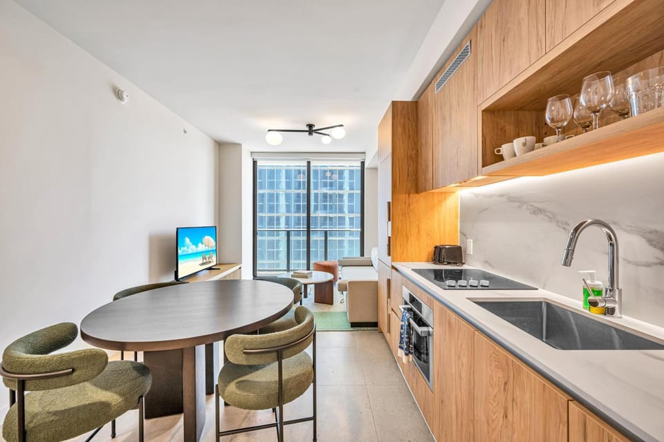 Kitchen or kitchenette, Dining area