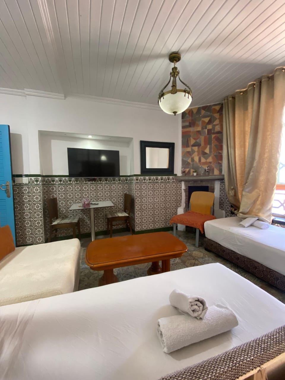 Bed, TV and multimedia, Living room, Photo of the whole room, Seating area, Bedroom