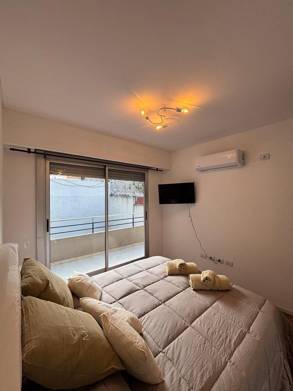 Bed, TV and multimedia, Photo of the whole room, Bedroom, heating, air conditioner