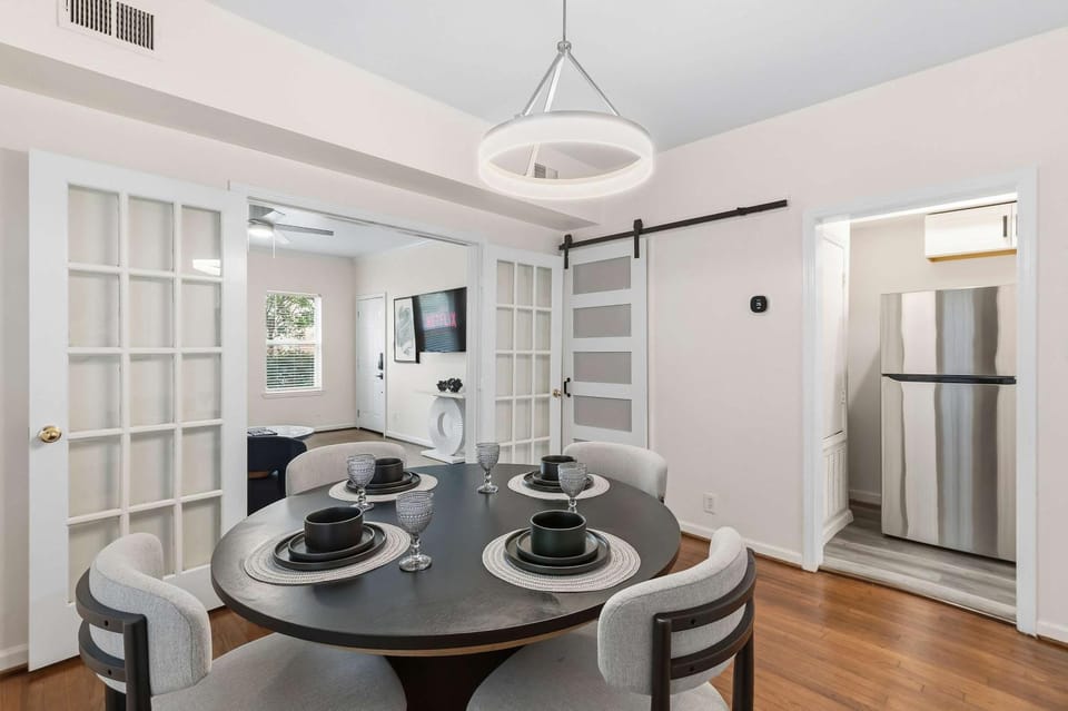 Modern Montrose Retreat With King Bed Pool Table Apartment in Houston