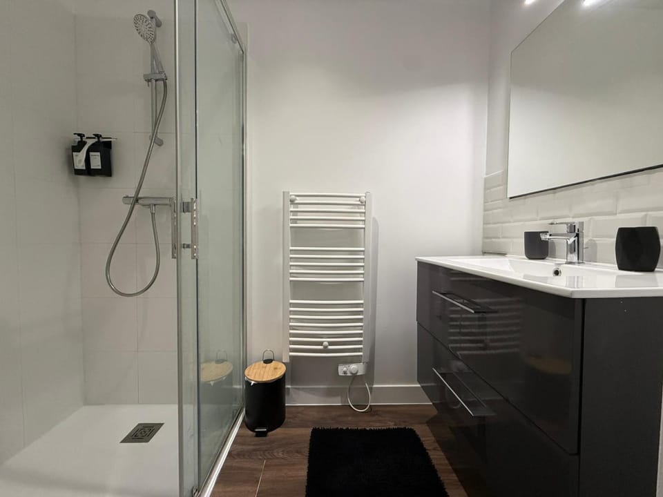 Shower, Bathroom, towels