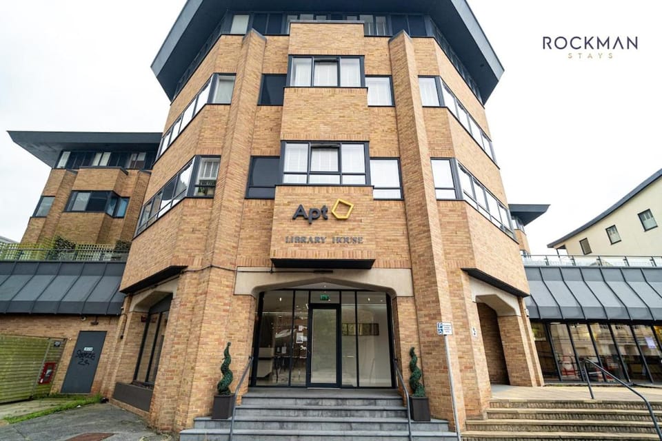 Library House Brentwood - Free Underground Parking - Fast WiFi - Long Stays - by Rockman Residences Apartment in Brentwood