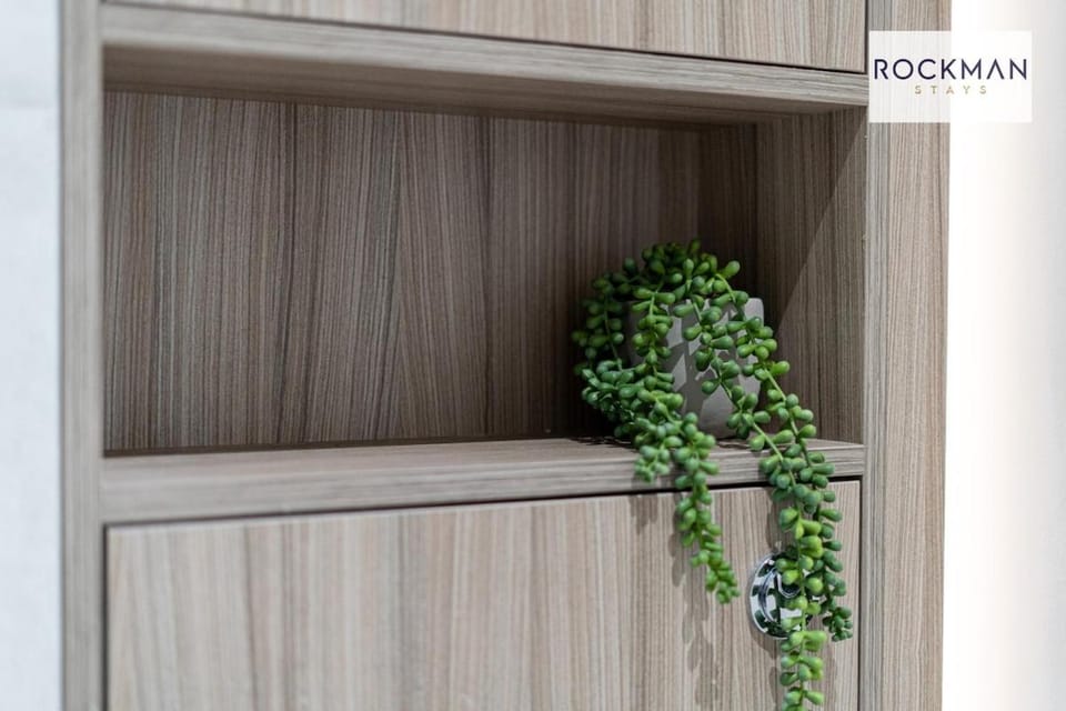Library House Brentwood - Free Underground Parking - Fast WiFi - Long Stays - by Rockman Residences Apartment in Brentwood