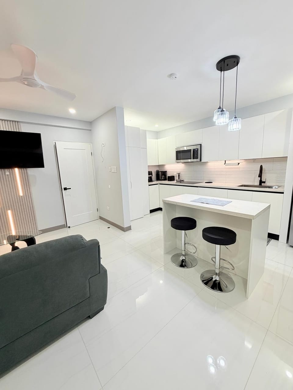 TV and multimedia, Kitchen or kitchenette, Living room, Photo of the whole room, Seating area, Dining area
