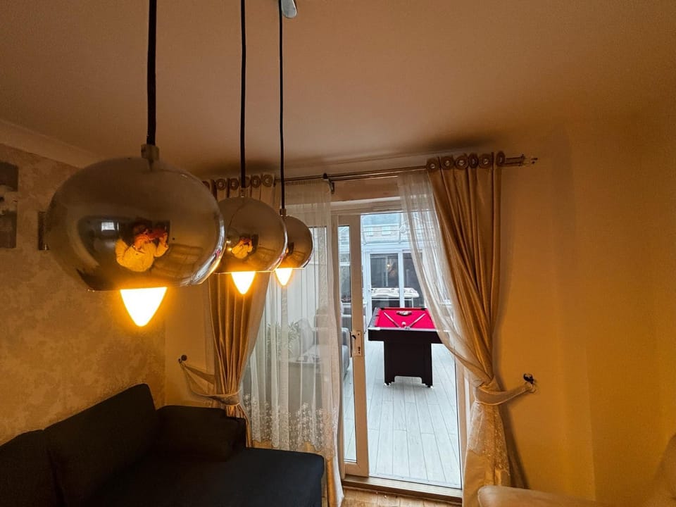 Semi Detached City Retreat - Jacuzzi - Pool Table - Driveway Parking Apartment in Cardiff