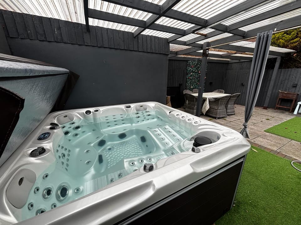 Semi Detached City Retreat - Jacuzzi - Pool Table - Driveway Parking Apartment in Cardiff