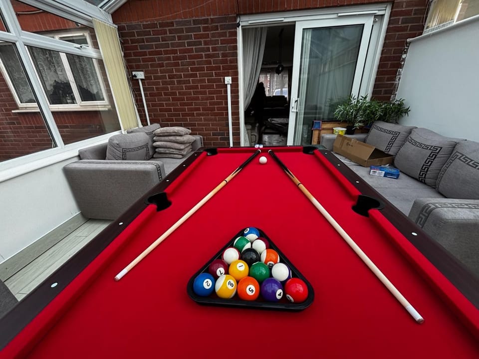 Semi Detached City Retreat - Jacuzzi - Pool Table - Driveway Parking Apartment in Cardiff