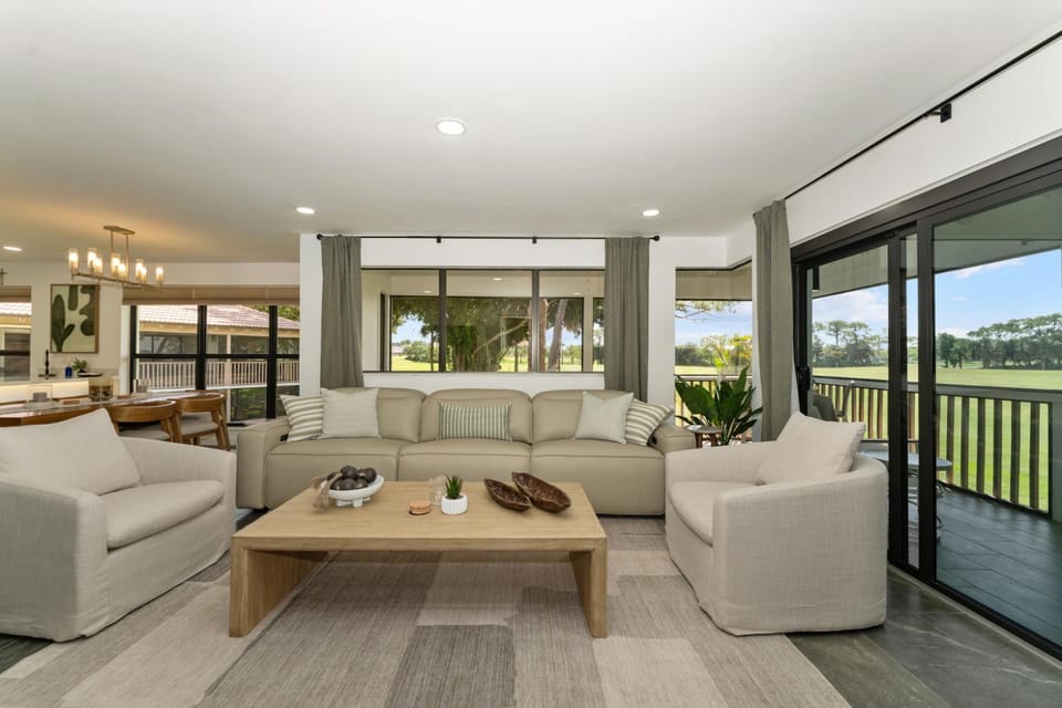 Redesigned Lux Condo at PGA National Golf & Pool Apartment in Palm Beach Gardens
