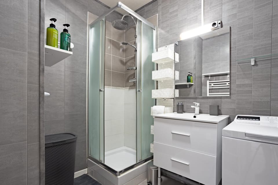 Shower, Bathroom, towels