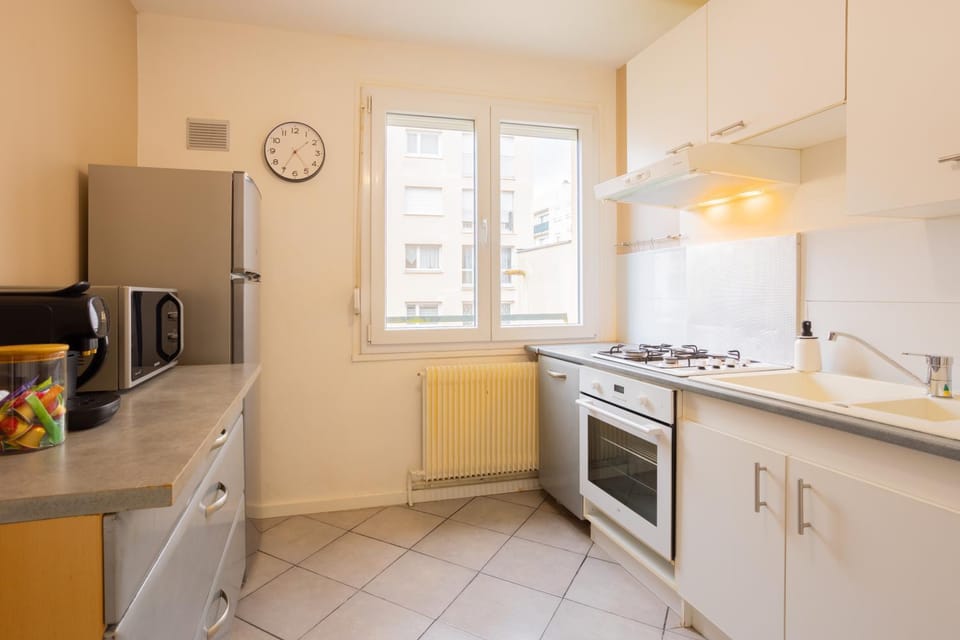 Coffee/tea facilities, Kitchen or kitchenette, oven, stove