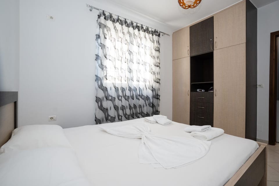 Bed, TV and multimedia, Photo of the whole room, Bedroom, towels, wardrobe