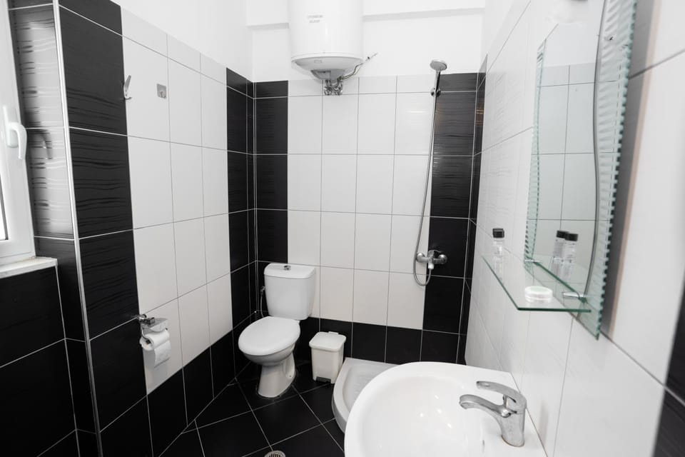 Shower, Toilet, Bathroom, bidet, towels