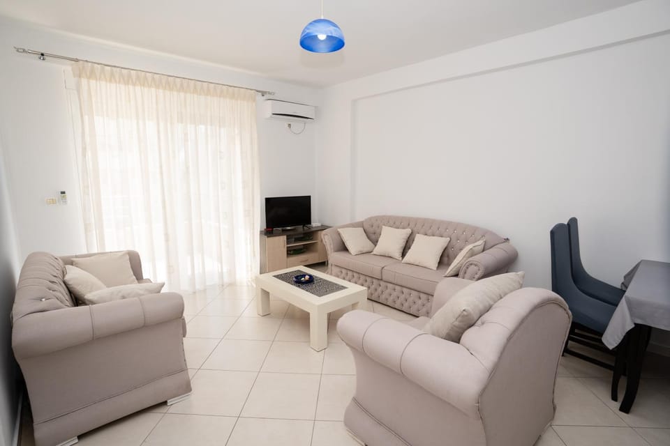Communal lounge/ TV room, TV and multimedia, Living room, Seating area, Evening entertainment, air conditioner