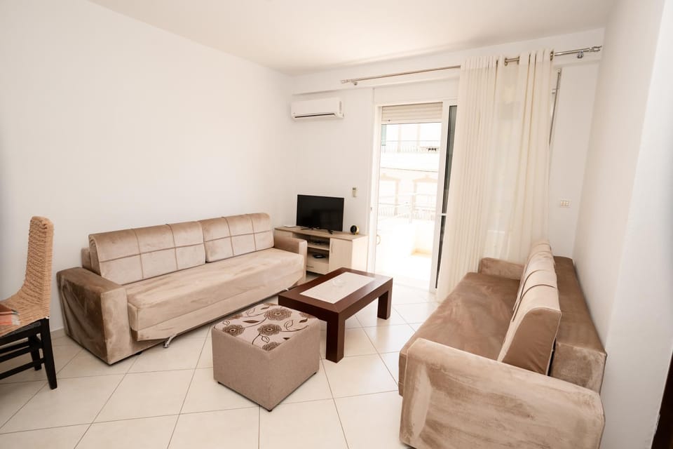 Communal lounge/ TV room, TV and multimedia, Living room, Seating area, Evening entertainment, air conditioner