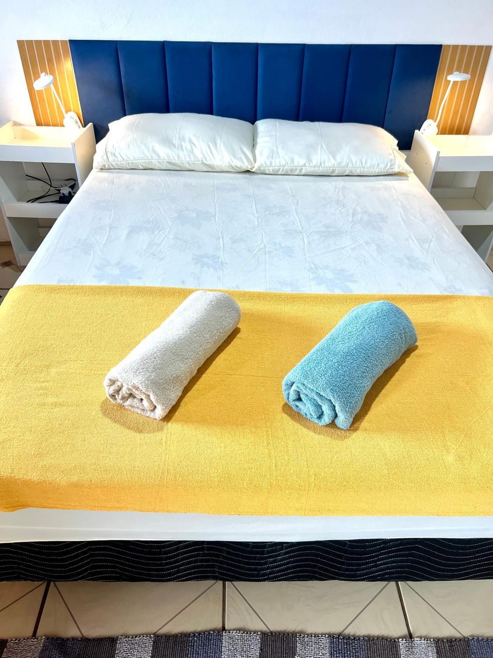 Bed, towels