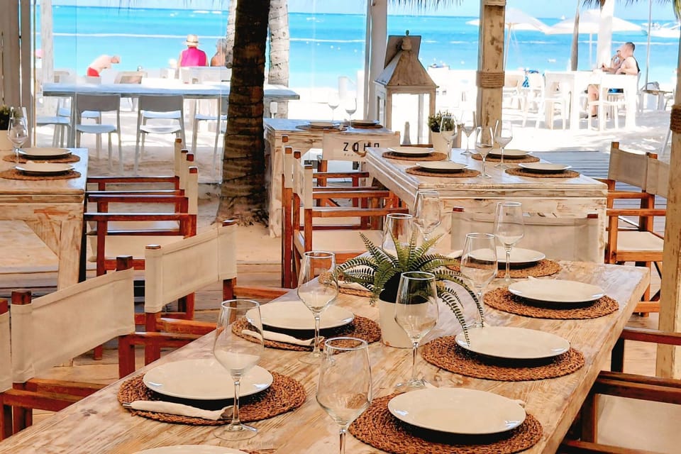 Restaurant/places to eat, Restaurant/places to eat, Day, Natural landscape, Food and drinks, Banquet/Function facilities, Seating area, Dining area, Beach, Food