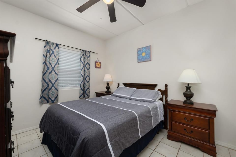 Sun Ray #1B - Pet Friendly, 3min Walk to Beach Apartment in South Padre Island