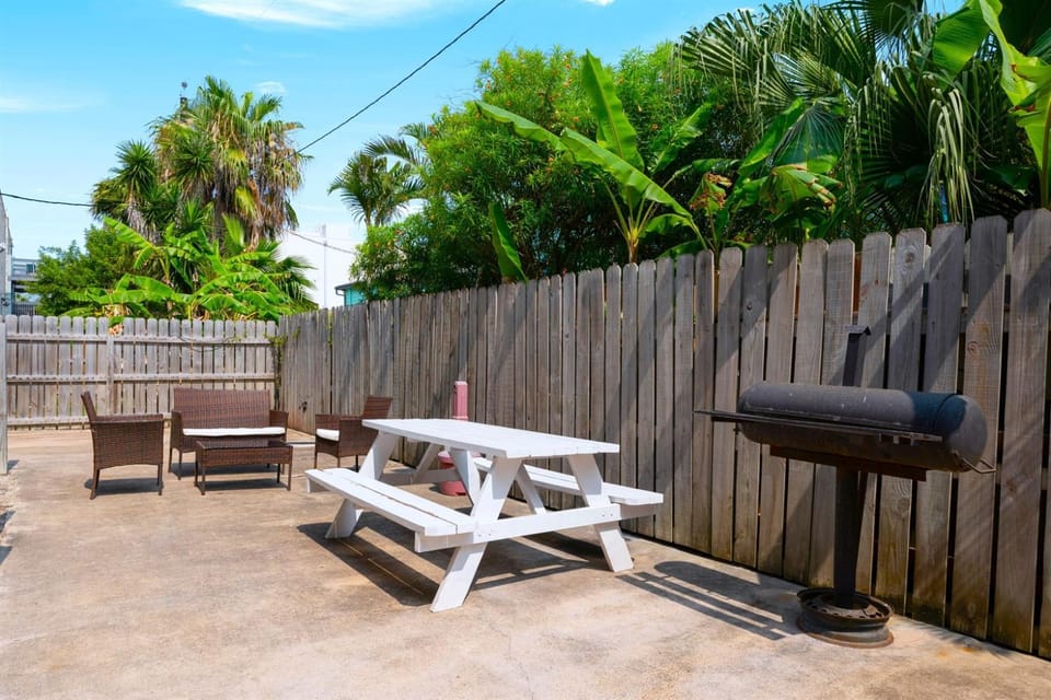 Sun Ray #2B - Pet Friendly, 3min Walk to Beach Apartment in South Padre Island