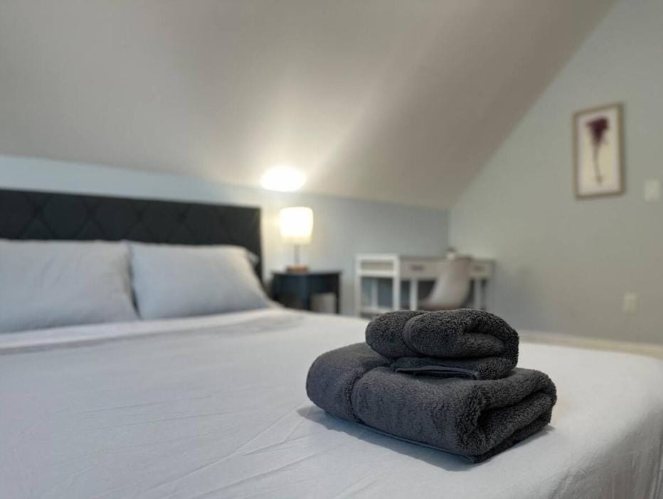 -No53- Lovely Large Room in a House - 10 min to Green Line and Red Line T Stations & Tufts University - Centrally Located at Somerville Boston Vacation rental in Somerville