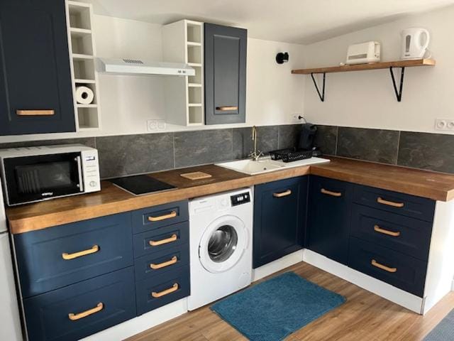 Kitchen or kitchenette, stove, toaster, washing machine
