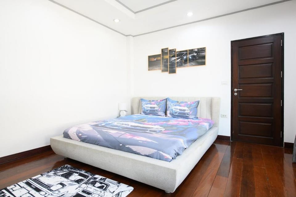 Garage House Bangkok-Car Theme Stay 8Bed 6Room Villa in Bangkok