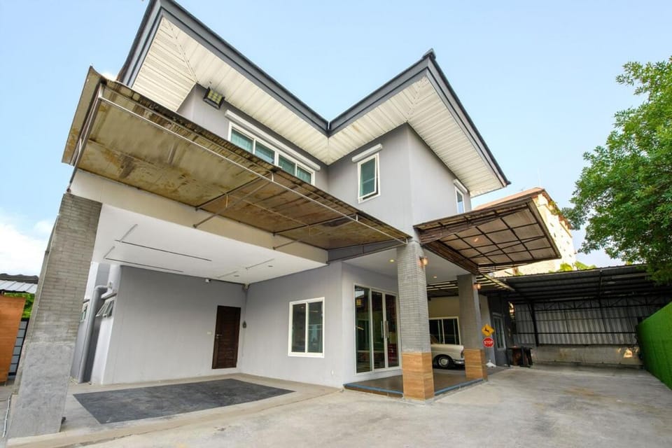 Garage House Bangkok-Car Theme Stay 8Bed 6Room Villa in Bangkok