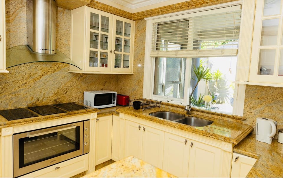 Kitchen or kitchenette, dishwasher, stove