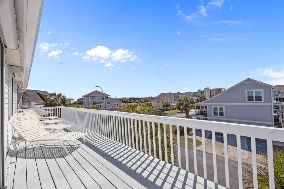 Golden Hour Getaway Sleeps 12 Pool Beach Apartment in Atlantic Beach