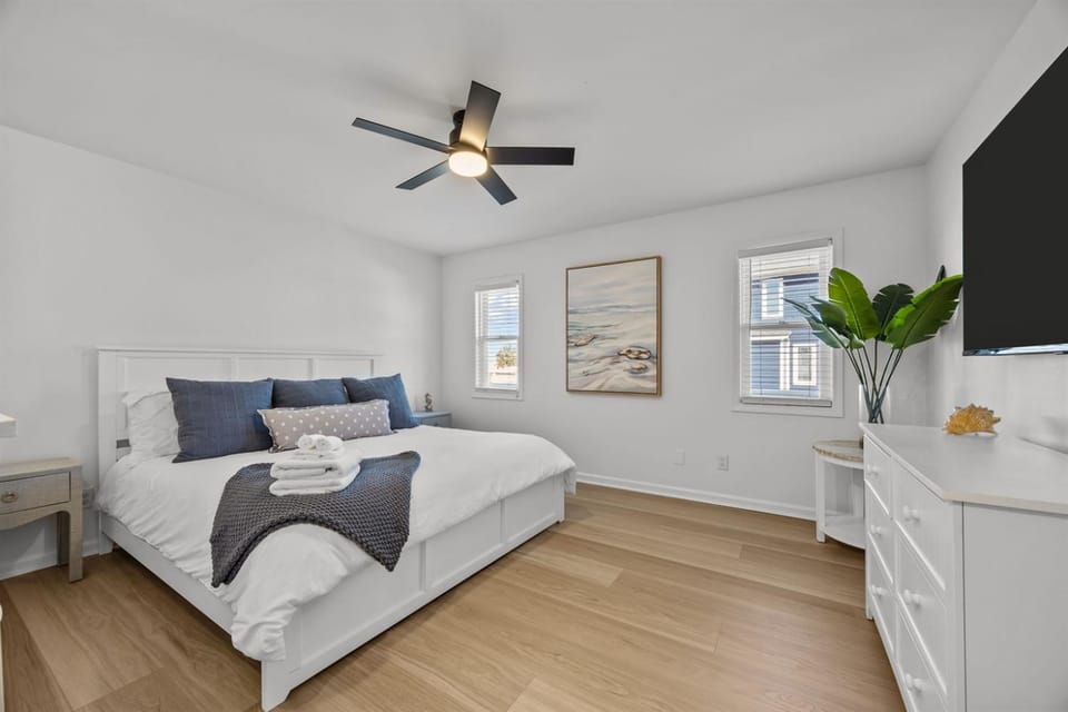 Golden Hour Getaway Sleeps 12 Pool Beach Apartment in Atlantic Beach