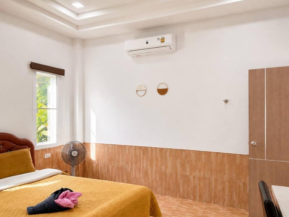 Bed, Bedroom, wardrobe, air conditioner