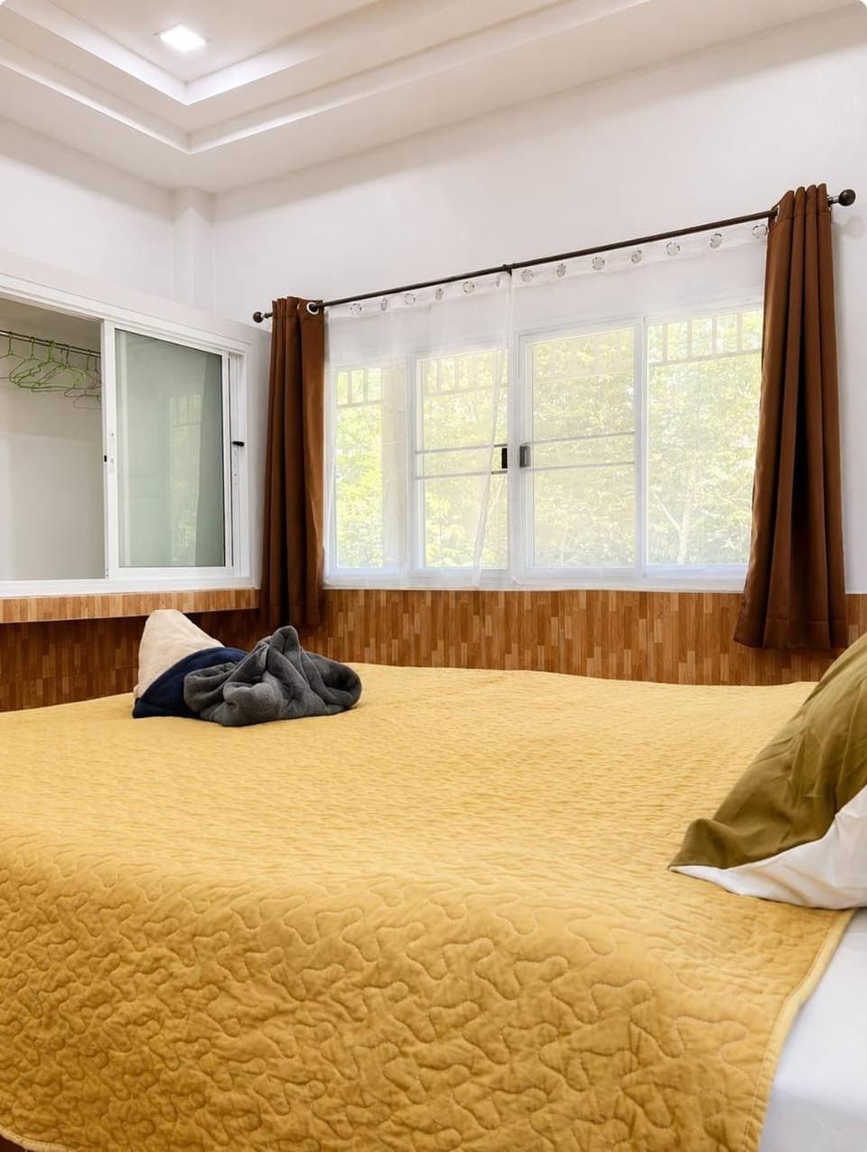Bed, Bedroom, towels