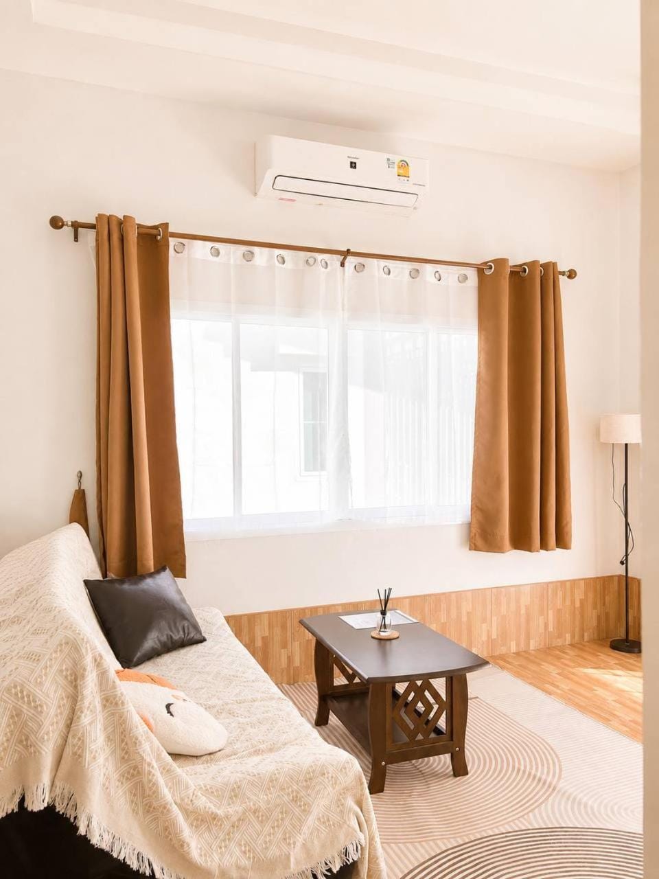 Living room, Seating area, air conditioner